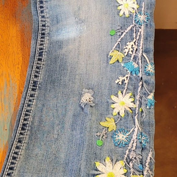 Grace in LA Distressed Blue Jeans with Floral Embroidery Size 29 - Picture 5 of 8